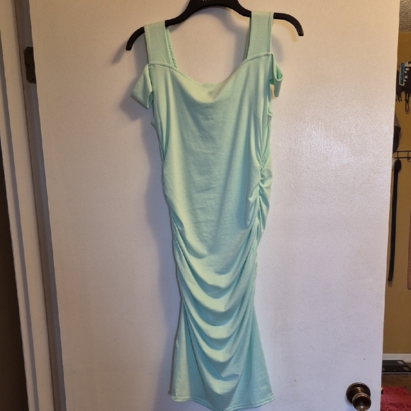 Green Ruched Sweetheart Neckline Bodycon Midi Dress - Picture 6 of 9